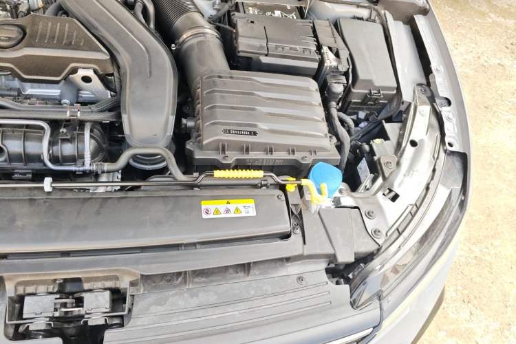 Used Volkswagen Golf 2025 300TSI R-Line Engine Bay Left
