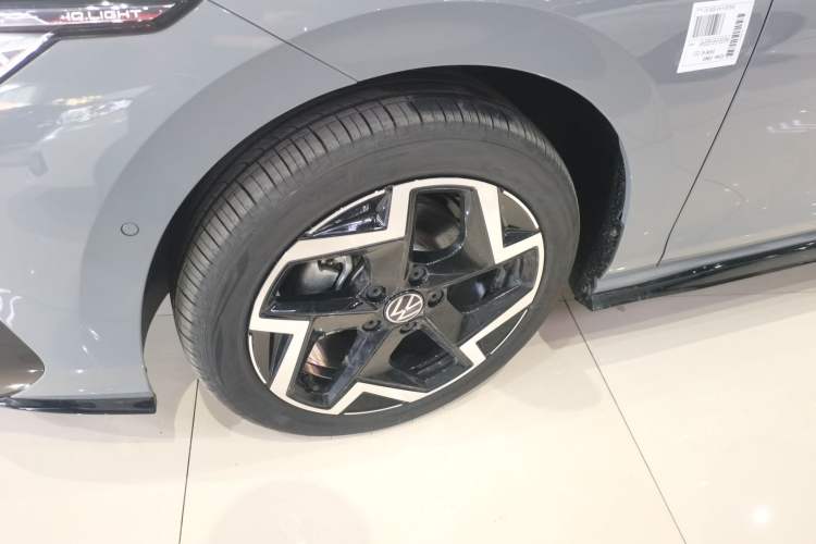 Used Volkswagen Golf 2025 Facelift 300TSI R-Line Exterior 3