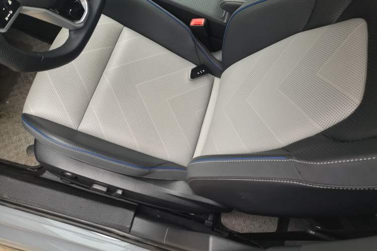 Used Volkswagen Golf 2025 300TSI R-Line Left Front Seat