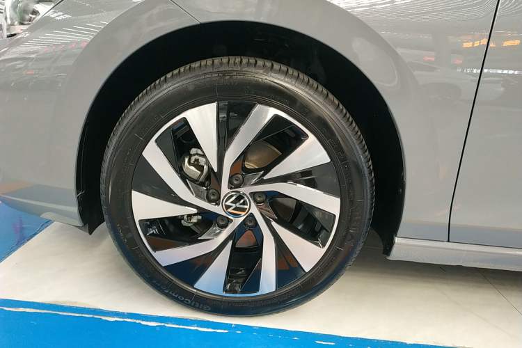 Used Volkswagen Golf 2025 Facelifted 300TSI Pro Left Front Wheel Hub