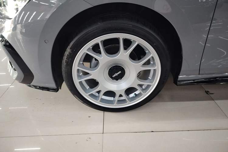 Used Volkswagen Golf 2025 Facelift 300TSI R-Line Left Front Wheel Hub