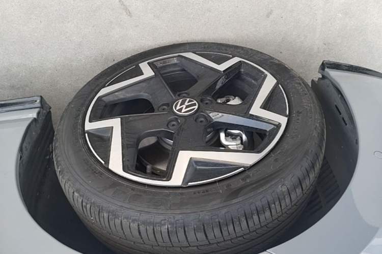 Used Volkswagen Golf 2025 Facelift 300TSI R-Line Left Front Wheel Hub