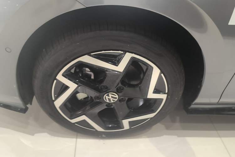 Used Volkswagen Golf 2025 Facelift 300TSI R-Line Left Front Wheel Hub
