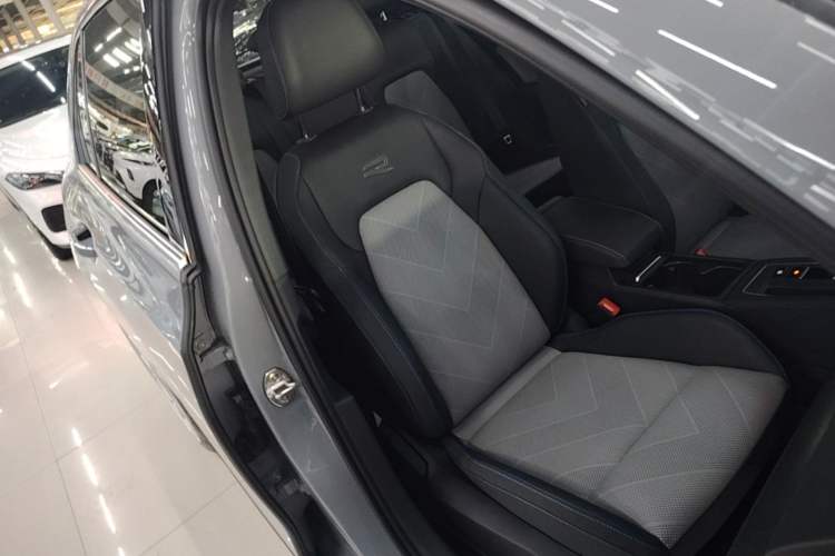 Used Volkswagen Golf 2025 Facelift 300TSI R-Line Right Front Seat