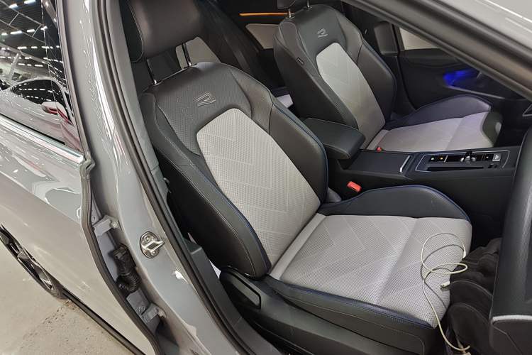 Used Volkswagen Golf 2025 Facelift 300TSI R-Line Right Front Seat