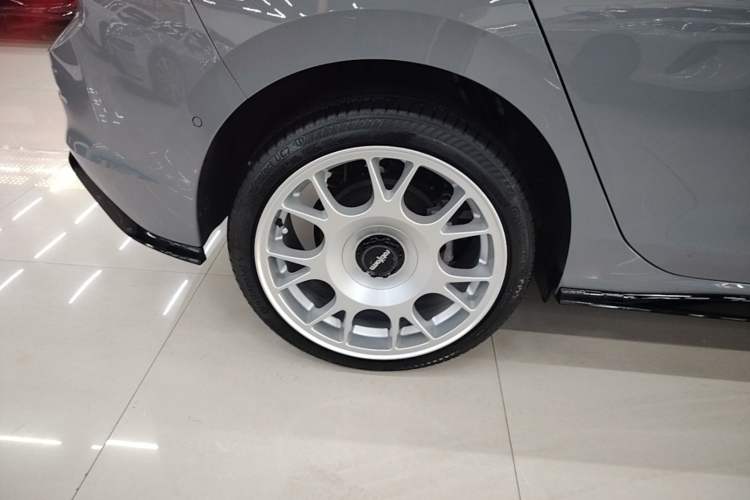 Used Volkswagen Golf 2025 Facelift 300TSI R-Line Right Rear Wheel Hub