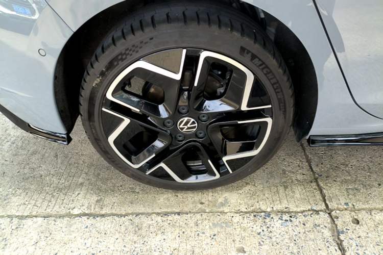 Used Volkswagen Golf 2025 300TSI R-Line Right Rear Wheel Hub