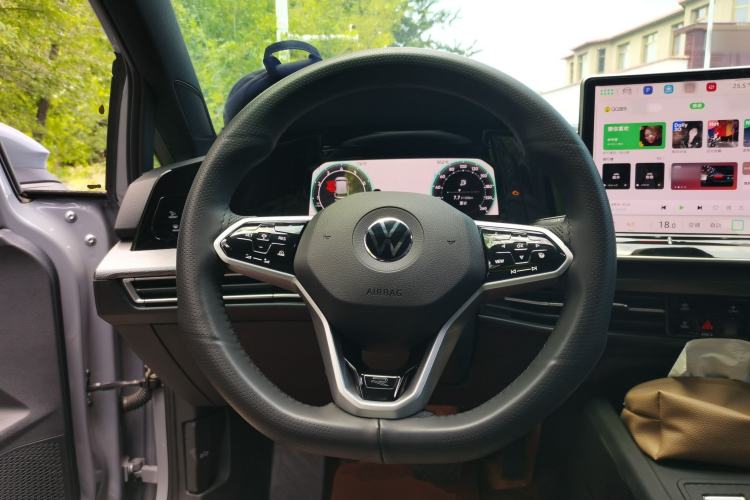 Used Volkswagen Golf 2025 Facelift 300TSI R-Line Steering Wheel