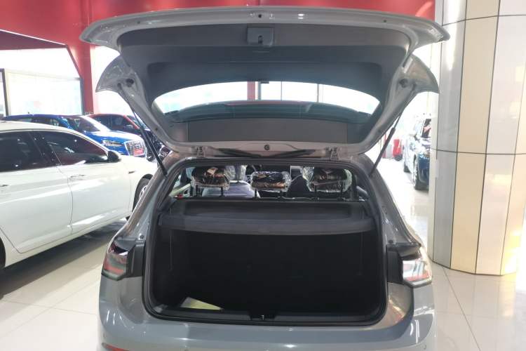Used Volkswagen Golf 2025 Facelift 300TSI R-Line Trunk