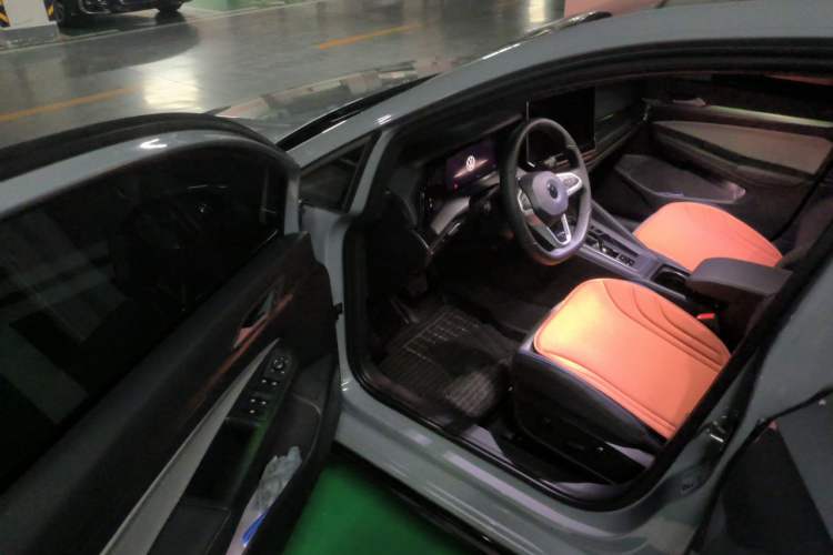 Used Volkswagen Golf 2025 Facelift 300TSI R-Line Driver Seat