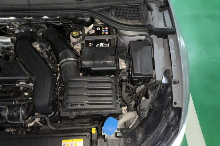 Used Volkswagen Golf 2025 Facelift 300TSI R-Line Engine Bay Left