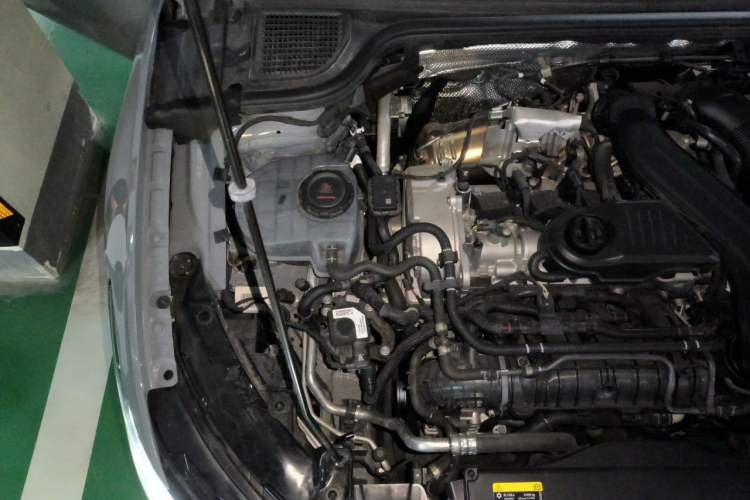 Used Volkswagen Golf 2025 Facelift 300TSI R-Line Engine Bay Right