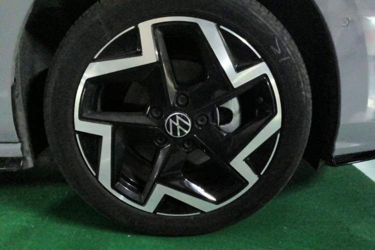 Used Volkswagen Golf 2025 Facelift 300TSI R-Line Right Front Wheel Hub