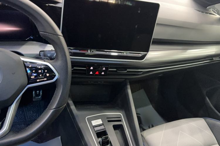 Used Volkswagen Golf 2025 300TSI R-Line Audio And AC Panel