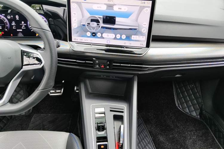 Used Volkswagen Golf 2025 300TSI R-Line Audio And AC Panel