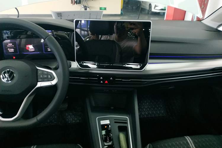 Used Volkswagen Golf 2025 Facelifted 300TSI Pro Audio And AC Panel
