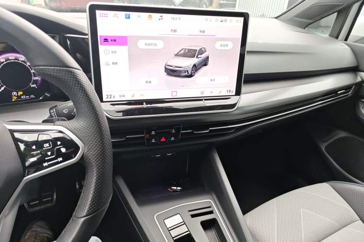 Used Volkswagen Golf 2025 300TSI R-Line Audio And AC Panel