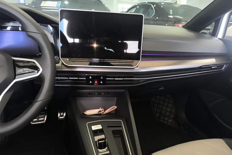 Used Volkswagen Golf 2025 300TSI R-Line Audio And AC Panel
