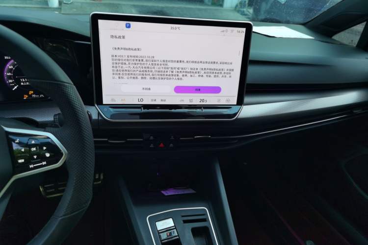 Used Volkswagen Golf 2025 300TSI R-Line Audio And AC Panel