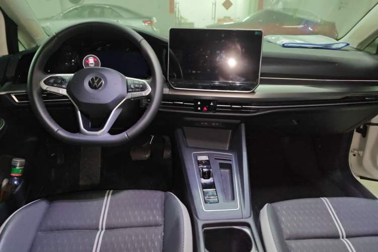 Used Volkswagen Golf 2025 300TSI Pro Center Console