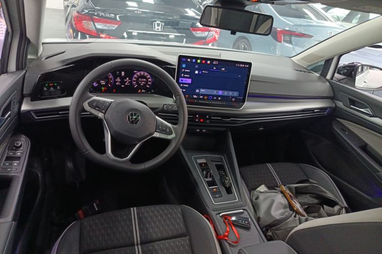 Used Volkswagen Golf 2025 Facelifted 300TSI Pro Center Console