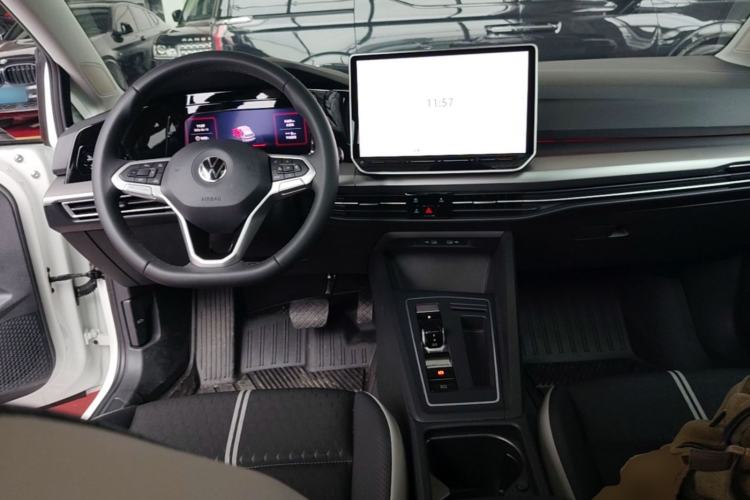 Used Volkswagen Golf 2025 Facelifted 300TSI Pro Center Console
