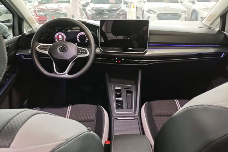 Used Volkswagen Golf 2025 300TSI Pro Center Console