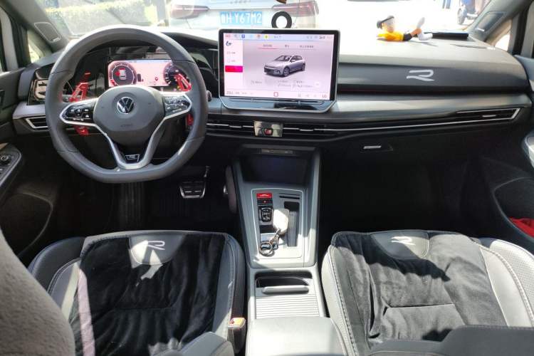 Used Volkswagen Golf 2025 300TSI R-Line Center Console