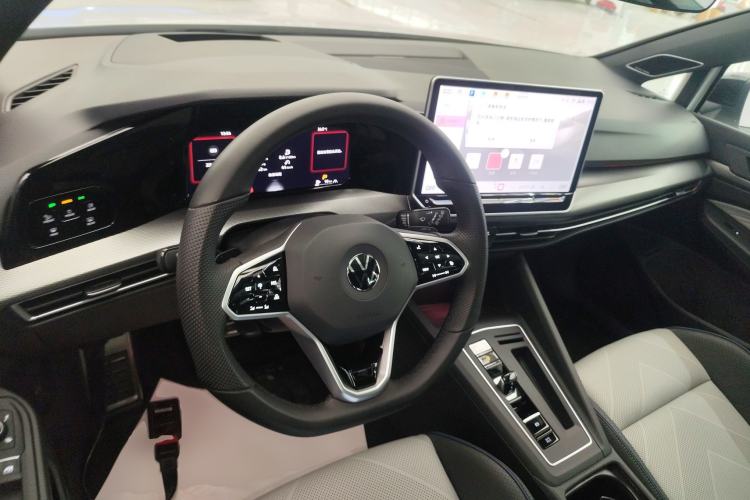 Used Volkswagen Golf 2025 300TSI R-Line Center Console