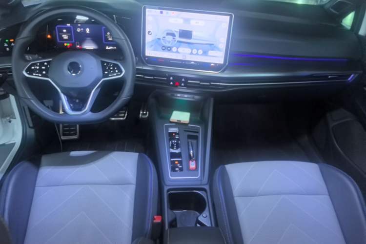 Used Volkswagen Golf 2025 300TSI R-Line Center Console