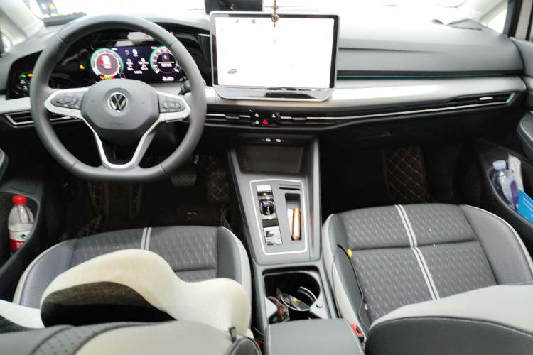 Used Volkswagen Golf 2025 Facelifted 300TSI Pro Center Console
