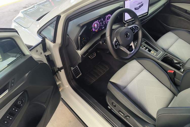 Used Volkswagen Golf 2025 300TSI R-Line Driver Seat