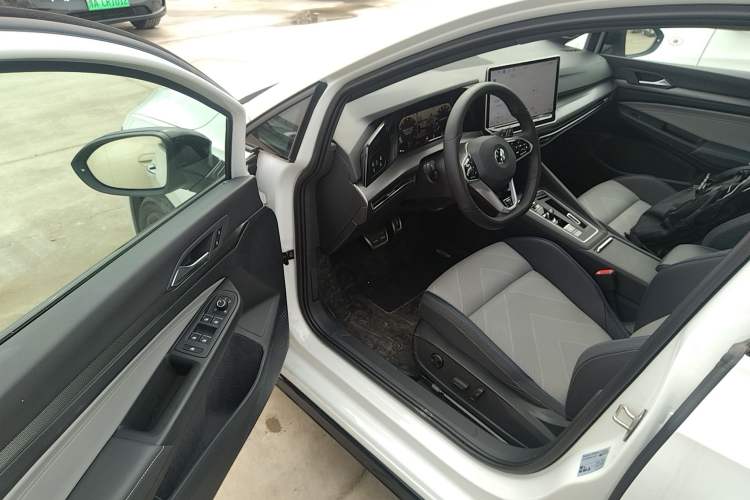Used Volkswagen Golf 2025 300TSI R-Line Driver Seat