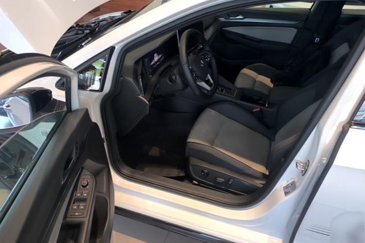 Used Volkswagen Golf 2025 300TSI R-Line Driver Seat