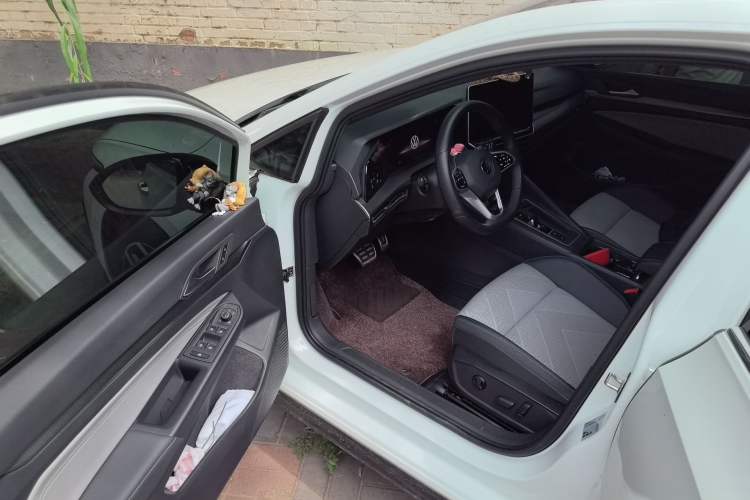 Used Volkswagen Golf 2025 300TSI R-Line Driver Seat