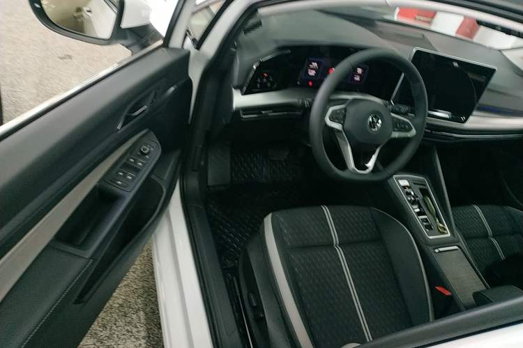 Used Volkswagen Golf 2025 Facelifted 300TSI Pro Driver Seat