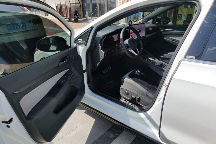 Used Volkswagen Golf 2025 300TSI R-Line Driver Seat