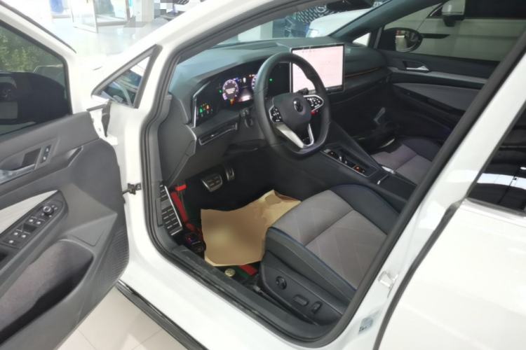 Used Volkswagen Golf 2025 300TSI R-Line Driver Seat