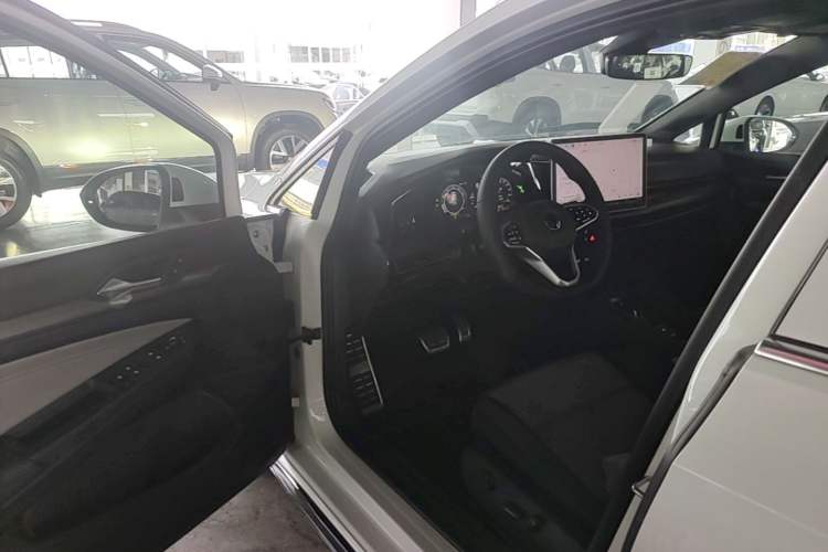 Used Volkswagen Golf 2025 300TSI R-Line Driver Seat