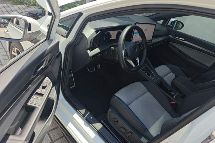 Used Volkswagen Golf 2025 300TSI R-Line Driver Seat
