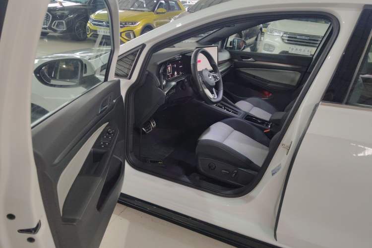 Used Volkswagen Golf 2025 300TSI R-Line Driver Seat