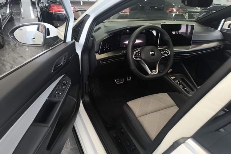 Used Volkswagen Golf 2025 300TSI R-Line Driver Seat