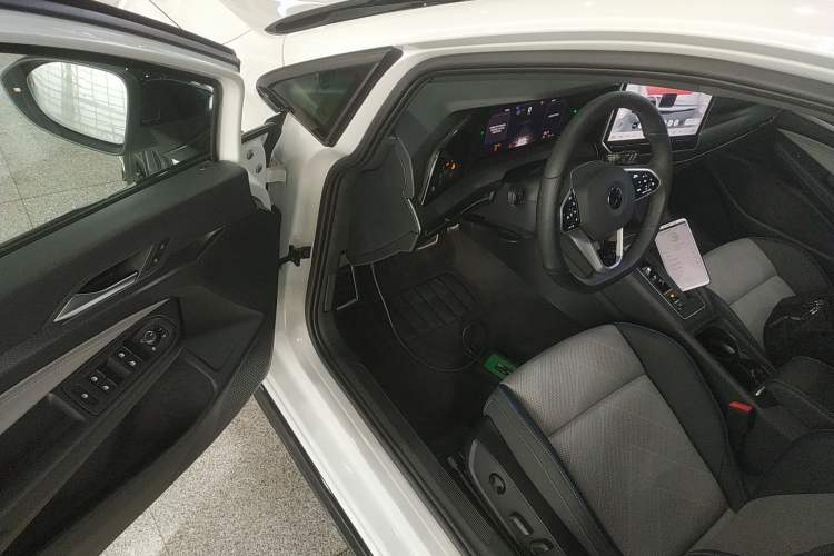Used Volkswagen Golf 2025 300TSI R-Line Driver Seat