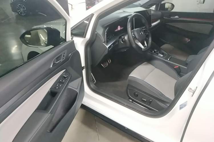 Used Volkswagen Golf 2025 300TSI R-Line Driver Seat