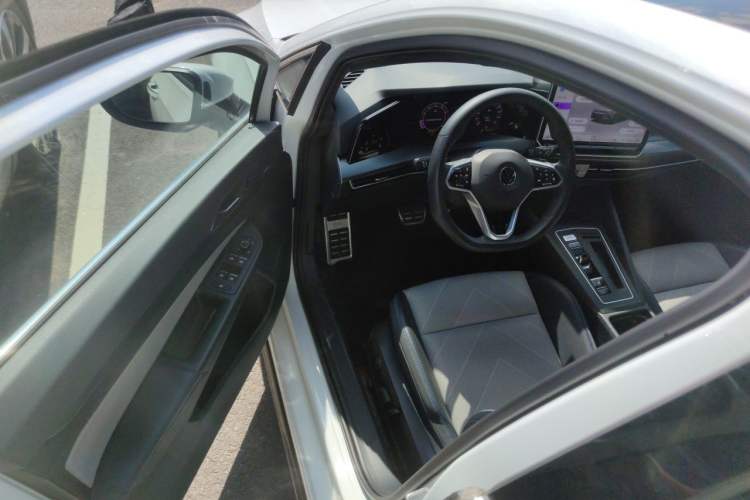 Used Volkswagen Golf 2025 300TSI R-Line Driver Seat