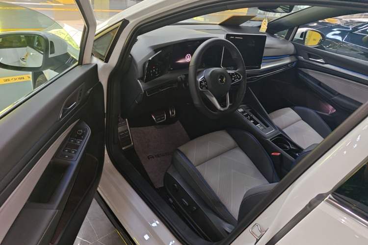 Used Volkswagen Golf 2025 300TSI R-Line Driver Seat