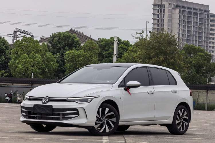 Volkswagen Golf 2025 300TSI Pro