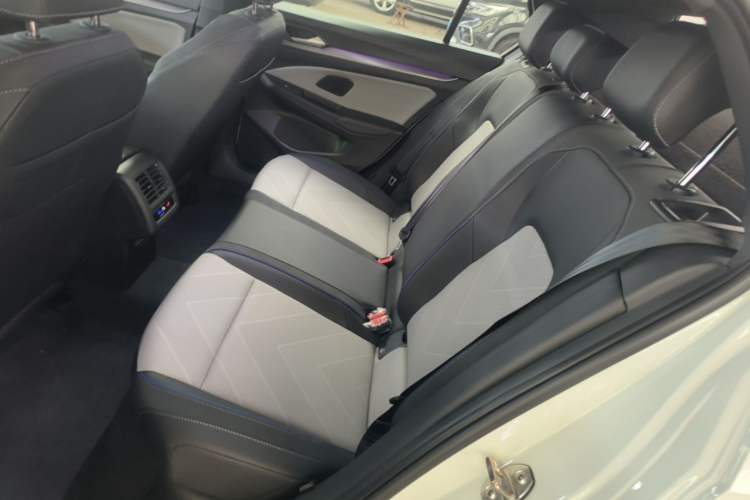 Used Volkswagen Golf 2025 300TSI R-Line Engine Bay