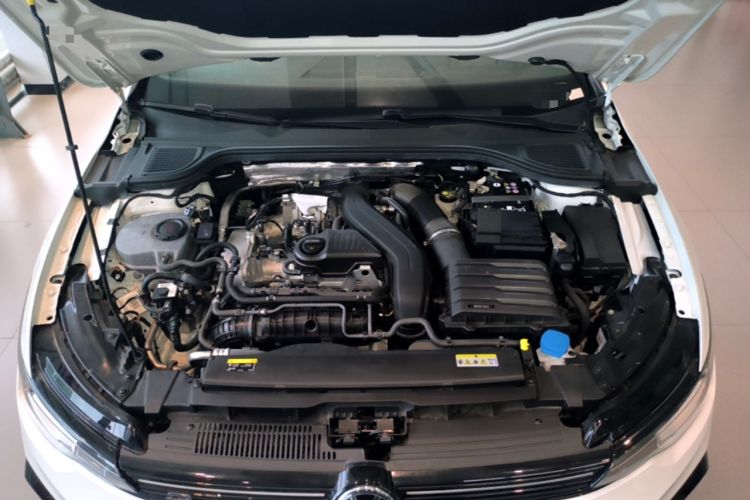 Used Volkswagen Golf 2025 300TSI R-Line Engine Bay