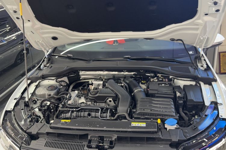 Used Volkswagen Golf 2025 300TSI R-Line Engine Bay